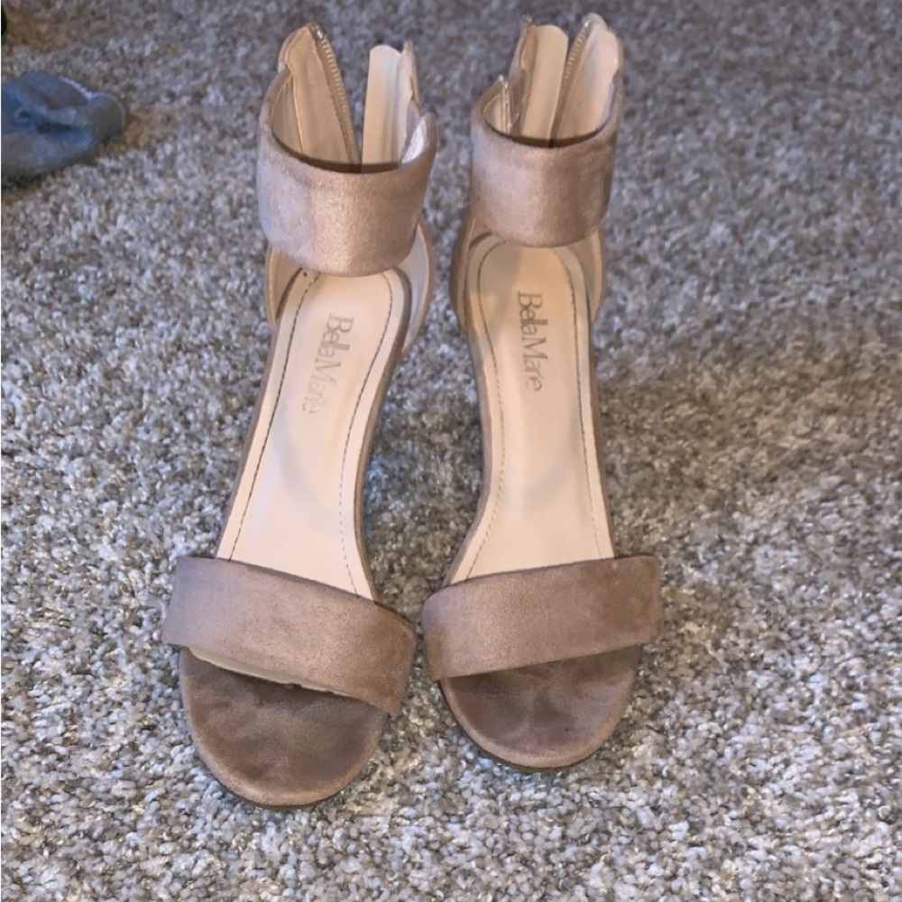 Smoke free pet free home, worn a few times. In great condition.